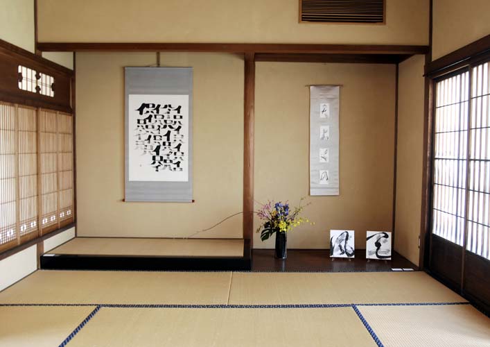 View of the exhibition: artworks by Hou Hayashi (left) and Ursula Werner (right)